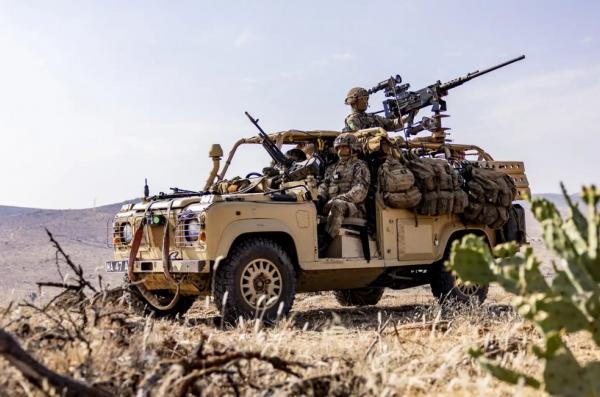 В якій цікавій ролі можна було б спробувати легендарні Land Rover, 5000 яких британці відправляють на "пенсію"