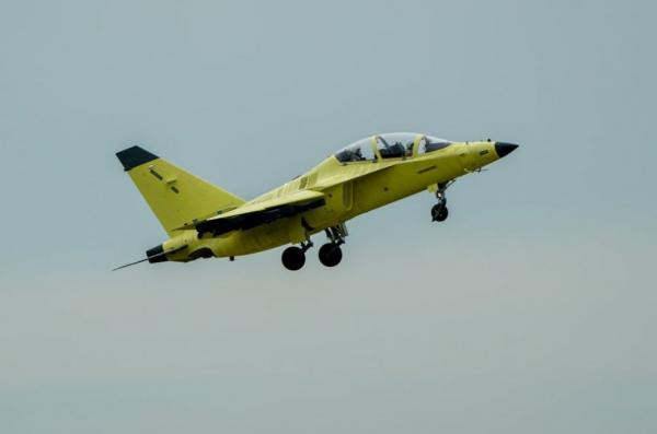 Російський Як-130М, який має полювати на FP-1 і "Лютий" та замінити Су-25, здійснив свій перший політ