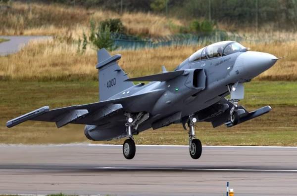 Saab вперше підняв у повітря Gripen F, що це за версія винищувача і чим він важливий для України