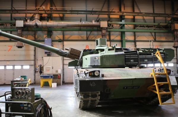 Французи чомусь вирішили, що якщо у взводі буде два замість чотирьох Leclerc, то дронам РФ буде складніше влучати
