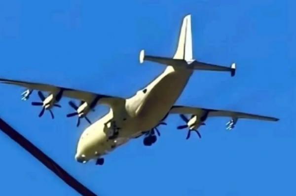 Китай має схожий на Ан-12 транспортник Y-9, з якого могли зробити "ганшіп" на кілька гармат