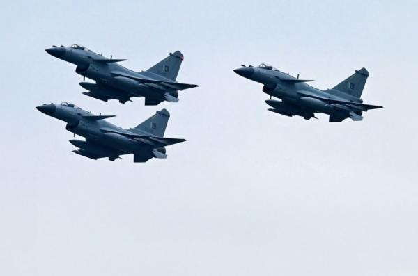 Невже після Rafale Сербія різко розвернеться до винищувачів із КНР,  які переваги можуть мати китайські літаки