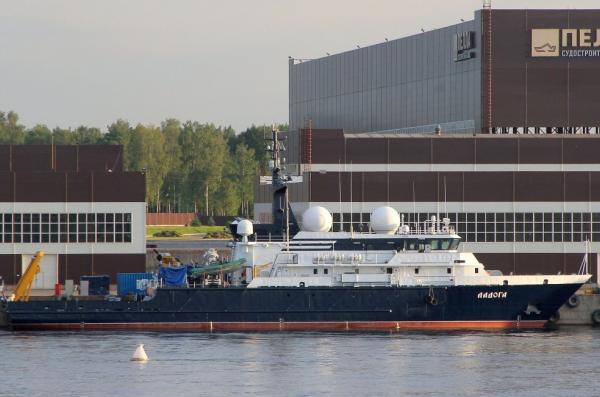 Рашисти так бояться українських дронів, що "замангалили" корабель, але чи врятує їх це, й що там моги сховати на борту