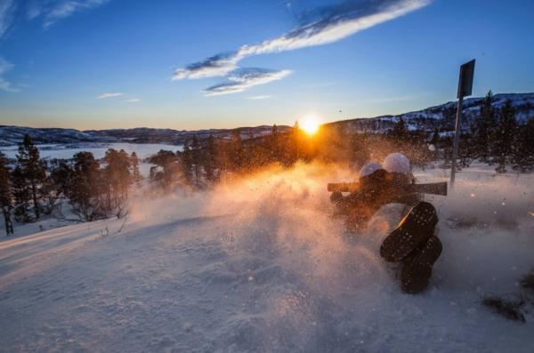 У Норвегії від дронів РФ пропонують ховатися у снігу і будують "квінжі", але які недоліки та про що не варто забувати