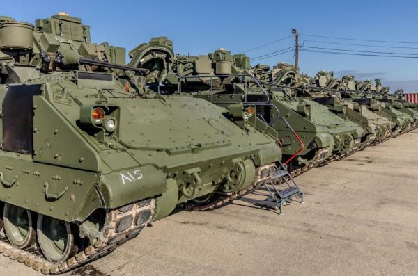 Легендарні БМП Bradley зі "щитом" проти дронів та ПТРК у версії M2A4E1 надійшли на озброєння армії США