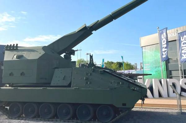 Україна чекає на колісну САУ RCH 155, а її гусенична версія LORAS має дальність стрільби до 60 км та навіть 100 км