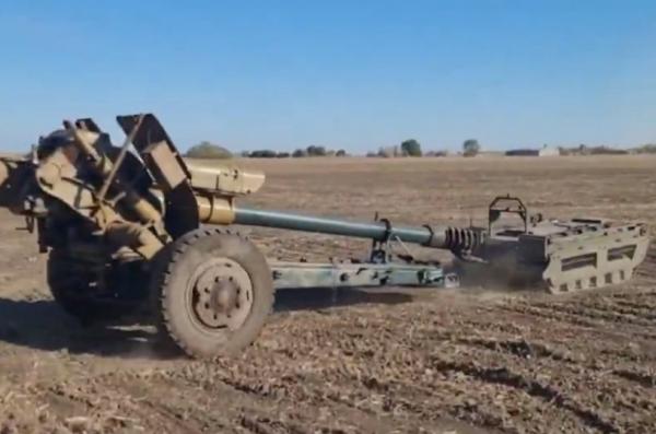 Рашисти хизуються як їхній НРК "Курьер" транспортує гаубицю Д-30, але яка практична проблема такого рішення