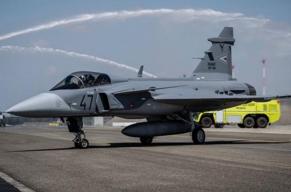 Скільки часу знадобилось Saab на постачання Угорщині чотирьох нових Gripen C/D та скільки вони прослужать