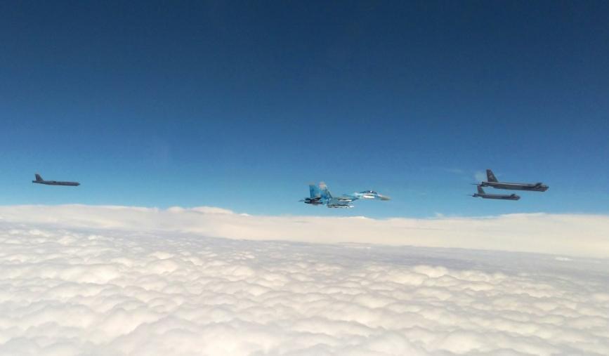 Три В-52Н Stratofortress США та винищувачі МіГ-29 та Су-27 Повітряних сил ЗСУ (відео)