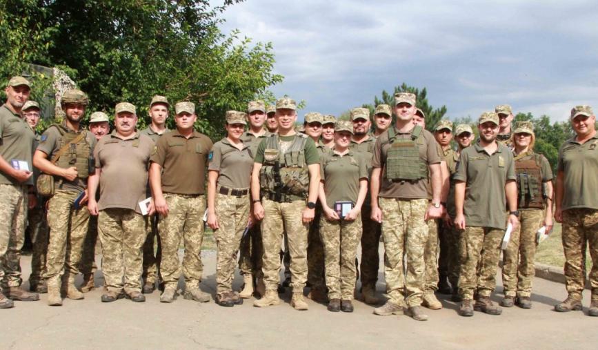 Україна вітає своїх захисників: Командувач Сухопутних військ ЗСУ нагородив військових на передовій (фото)
