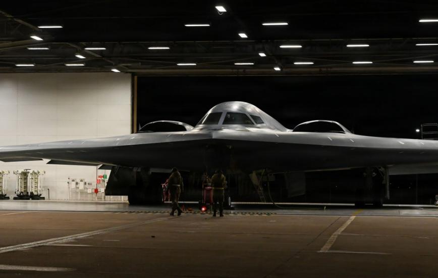 Нова нерозкрита таємниця стратегічного бомбардувальника B-2 Spirit, який помітили із загадковими білими прямокутниками