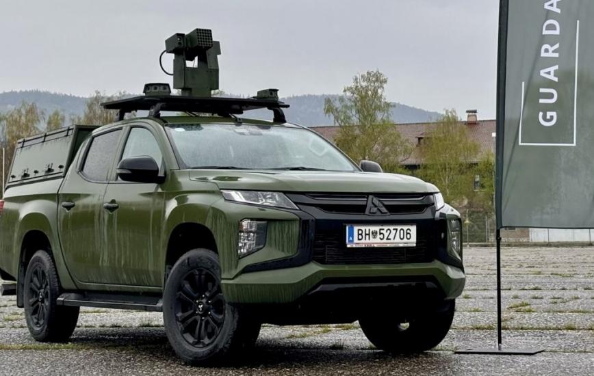 Вперше показали протидроновий КАЗ APS1, який вже збиває FPV-дрони, і до конструкції якого варто придивитись Україні