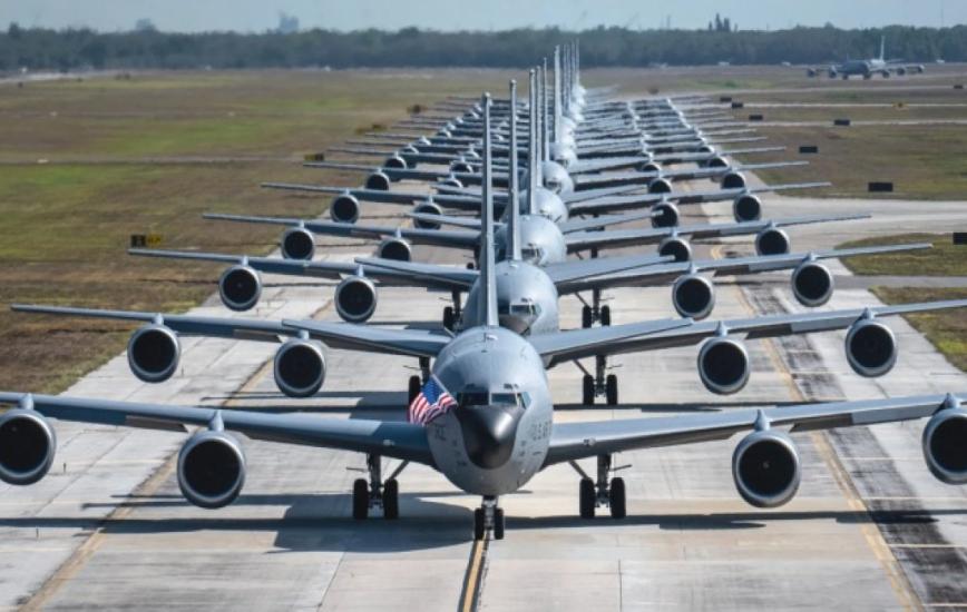 "Летючі авіаносці": США перетворять KC-135 на платформу для запуску дронів прямо в небі
